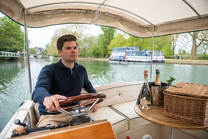 Afternoon Tea Sightseeing River Cruise in Oxford - Iffley Lock: The Moment That Breaks Up the Stillness
