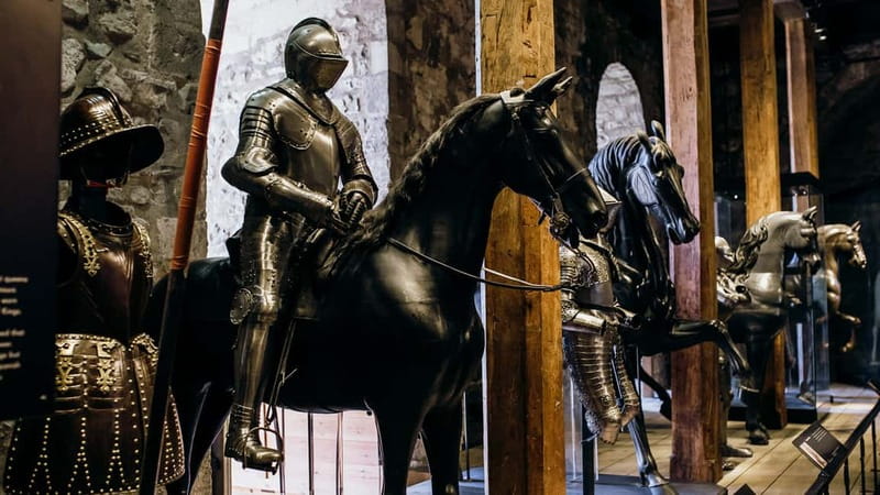 Best of London: Tower of London, River Cruise & History Walk - Meeting point and how to find your coordinator fast