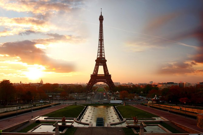 Eiffel Tower Tour with Optional Summit and Seine River Cruise - Second level access: what your guide helps you actually see