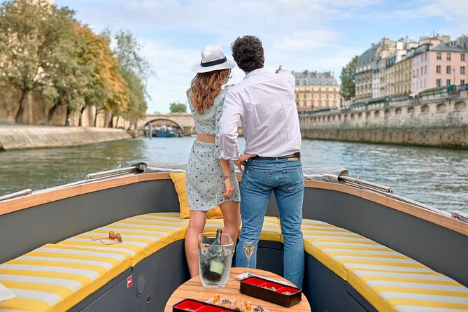 Guided Luxury River Cruise & Walking Tour of Paris' Monuments - Why the guides can make or break a tour like this