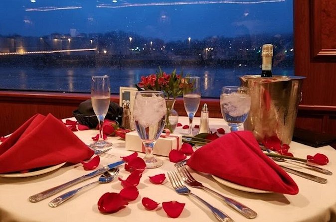 Knoxville River Cruise Aboard the Volunteer Princess - Crew and captain: friendly service, plus real questions welcome