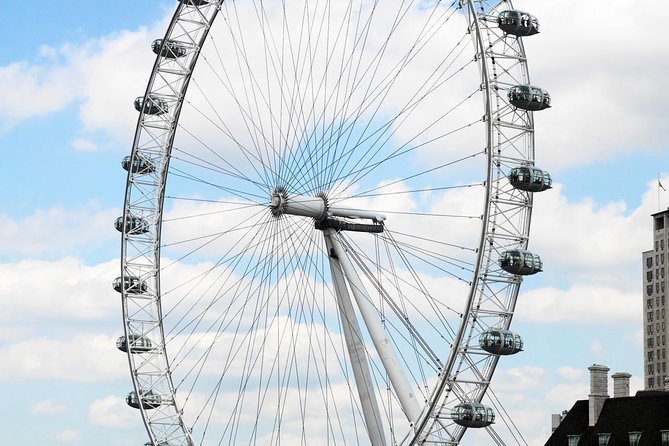 Lunch River Cruise on the Thames with 2-Course Meal - How the fixed seating and small group change the vibe