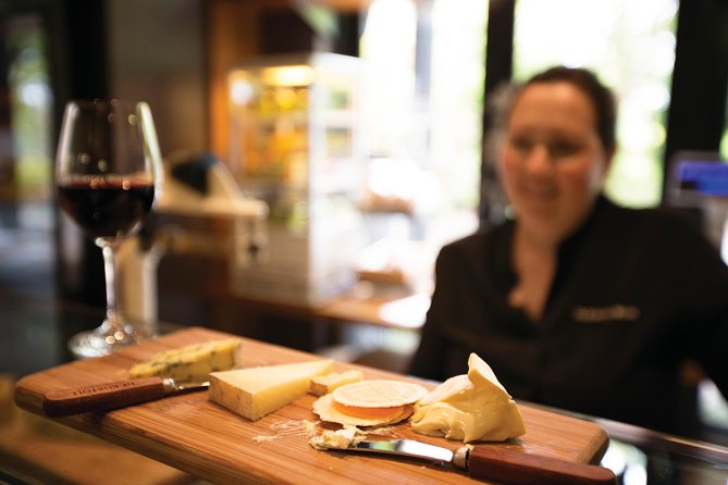 Luxury Private 90min Wine and Cheese Yarra River Cruise - The skipper factor: commentary that makes landmarks click