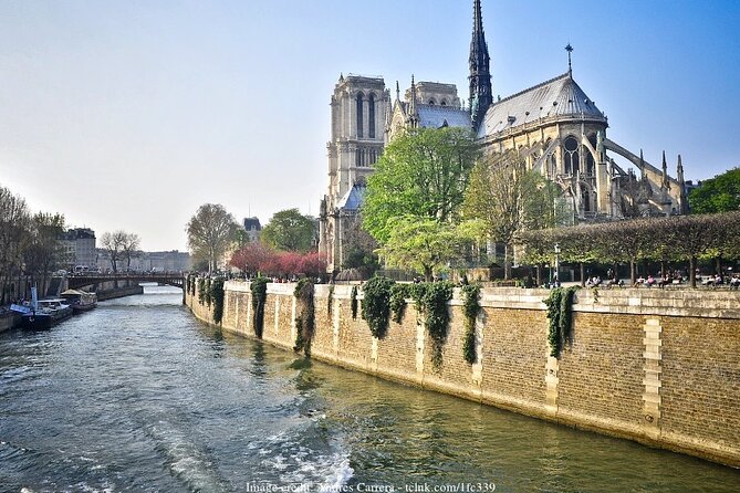 Paris by Night 2-hour Private Tour with Scenic Seine River Cruise - Stop 1: Île de la Cité, Palais du Justice, the Conciergerie, and Notre-Dame’s facade