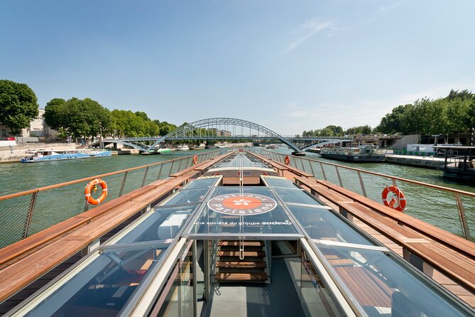 Paris City Tour by Seine River Cruise - Audio commentary in 11 languages: great idea, QR-code reality