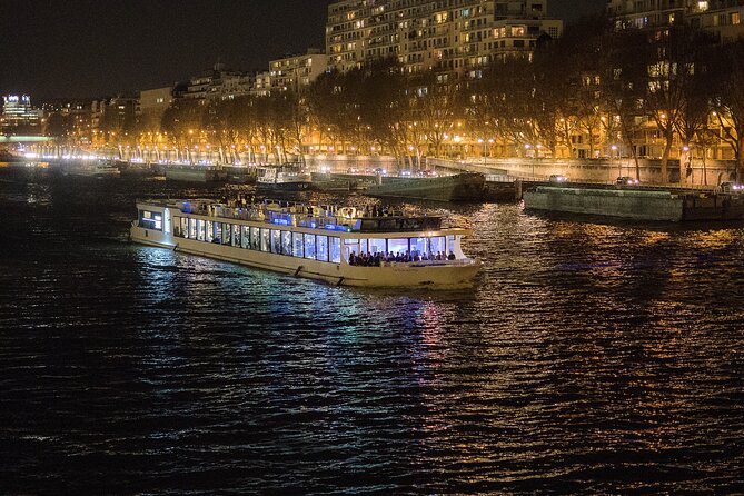 Paris Gourmet Dinner Seine River Cruise with Singer and DJ Set - Dinner on Board: What the Menu Tells You About Style