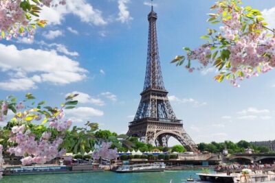 Paris Mosaic Tour from Le Havre with Notre-Dame and River Cruise - Arc de Triomphe: quick photo time with big-city context