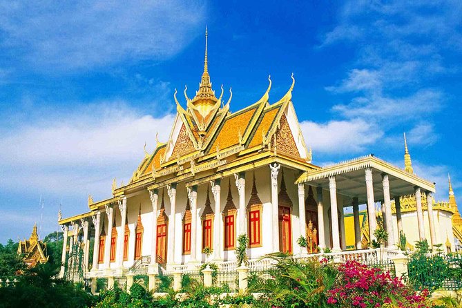 Phnom Penh Tours and Mekong River cruise - National Museum: where the palace pictures start making sense