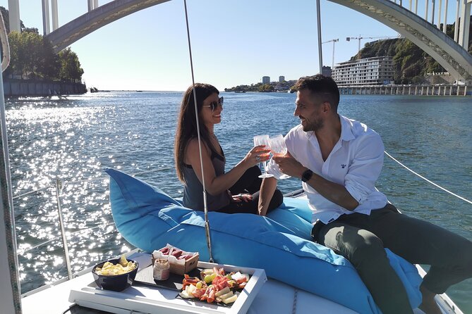 Porto: Cruzeiro privado rio douro até 8 pessoas com wine tasting - Wine tasting, welcome drinks, and Spotify playlists