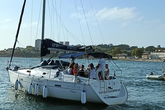 Porto: Cruzeiro privado rio douro até 8 pessoas com wine tasting - Porto landmarks from the water: angles you can’t get walking