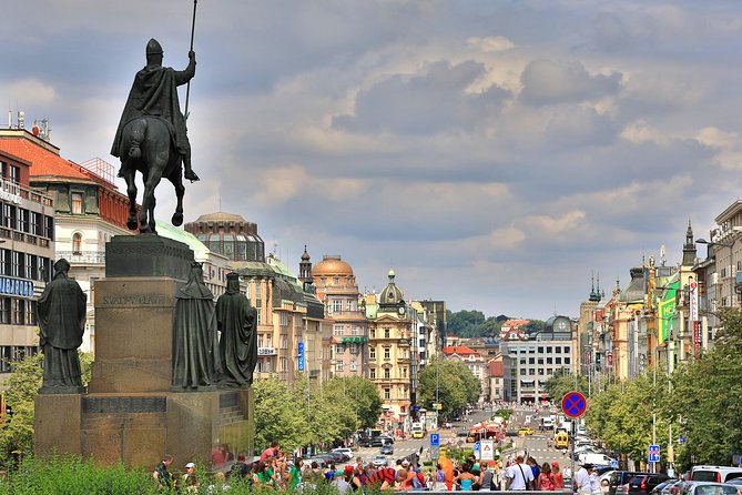 Prague: Bus Tour, Walking Tour, River Cruise and Lunch - Prague Castle walk: seeing the biggest landmark without the hassle