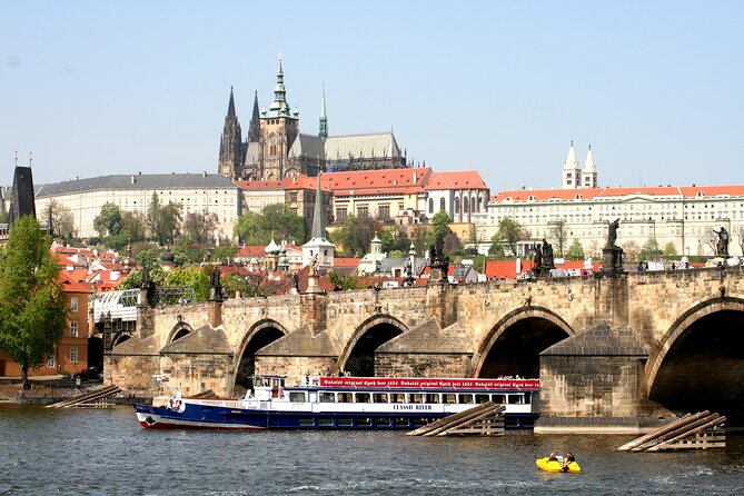 Prague: Grand City Tour with Bus, Castle exteriors & River Cruise - Key things that make this tour work