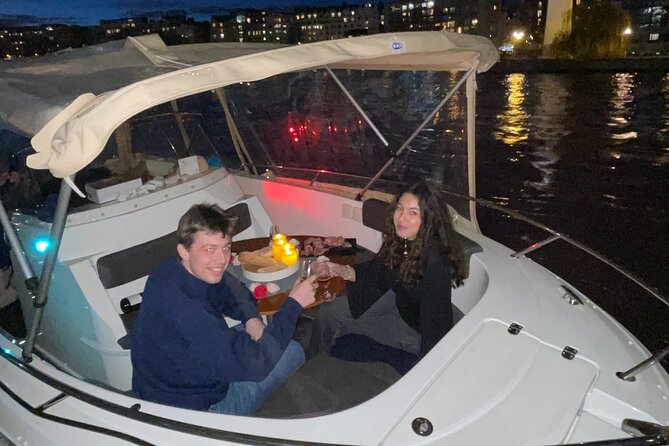 Private Seine River Cruise in Paris - Notre-Dame and Île de la Cité: the historic center, seen from level ground