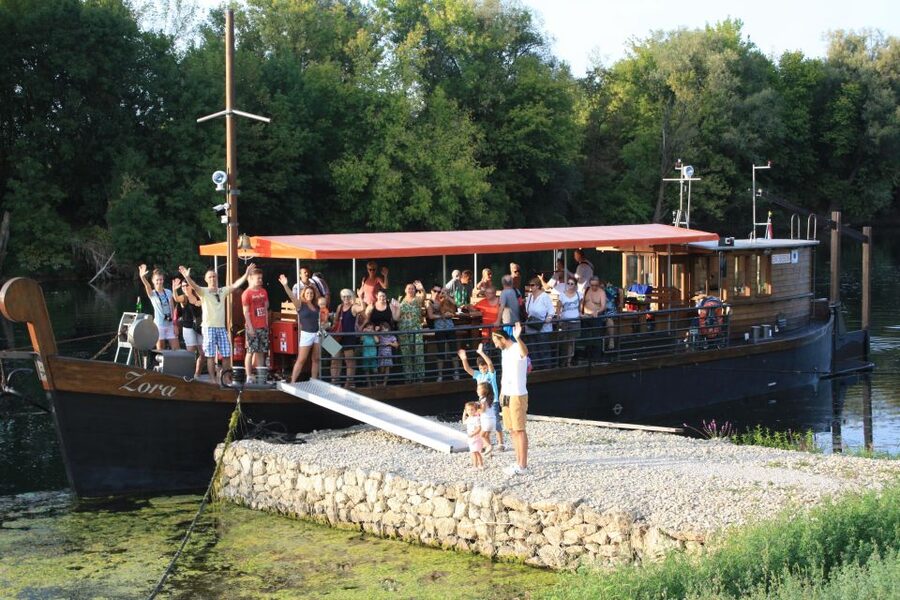 Riverboat tour by replica of a traditional Žitna lađa boat - Cruising the Kupa in a traditional Žitna lađа replica