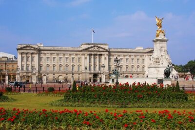 Royal London Guided Sightseeing Tour and Thames River Cruise - Starting at Victoria: your launchpad for Buckingham, Big Ben, and Parliament