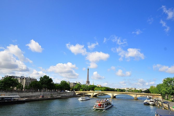 Seine River Cruise & French Crepe Tasting by the Eiffel Tower - The Seine Cruise: One Hour of Sights + Audio in 14 Languages