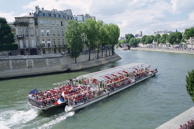 Seine River Cruise with Commentary 1 Hour - Recorded audio commentary: helpful context, but not perfect