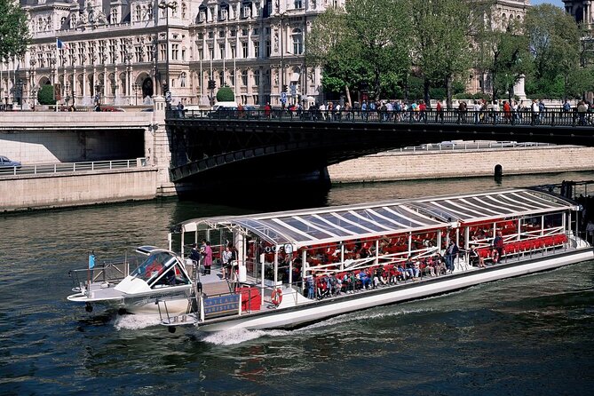 Seine River Cruise with Commentary 1 Hour - Seating and photos: where to stand for the best Eiffel Tower shots