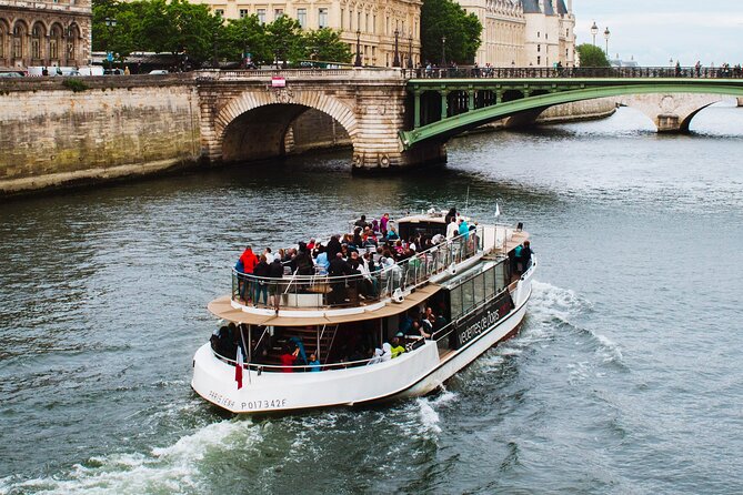 Seine River Cruise with Commentary 1 Hour - When the boat is busy: how to manage crowds in a short ride
