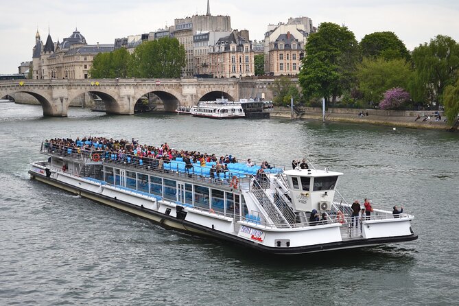 Seine River Cruise with Commentary 1 Hour - Cancellations and service hiccups: plan for river reality