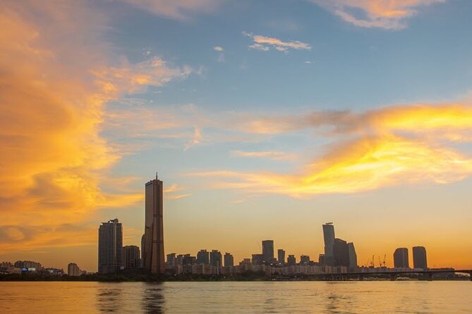 Seoul Night Tour with Han River Cruise and Gyeongbokgung Palace - Yeouido Hangang Park and the Han River cruise: skyline lights with music