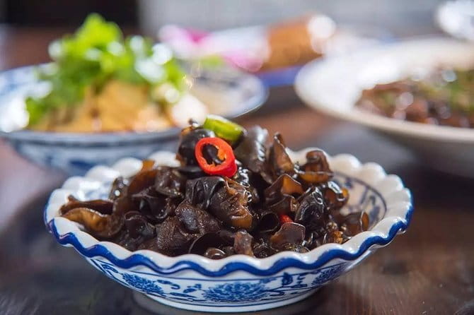 Shanghai by Night with Fine Local Dinner and VIP River Cruise Experiences - How the guide turns neon landmarks into context