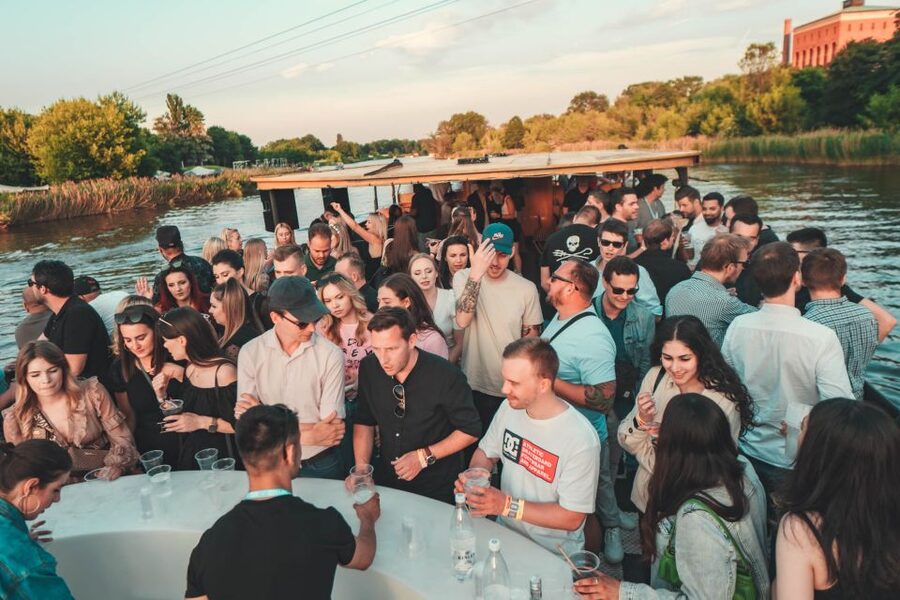 Wroclaw: Oder River Boat Party with Unlimited Drinks - Meeting at bulwar Xawerego Dunikowskiego: get this part right