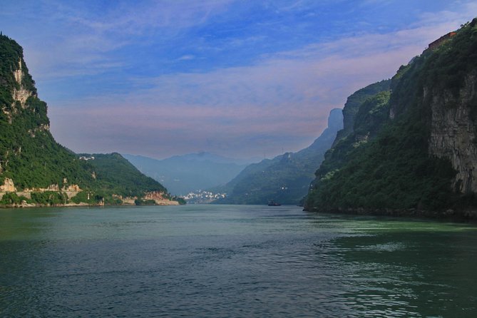 Yangtze River Cruise from Yichang to Chongqing Upstream in 5 Days 4 Nights - Wu and Qutang Gorge sailing days: the scenery-heavy middle