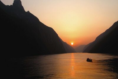 Yangtze River Cruise from Yichang to Chongqing Upstream in 5 Days 4 Nights - Three Gorges Dam + Xiling Gorge: the big Day 2 anchor