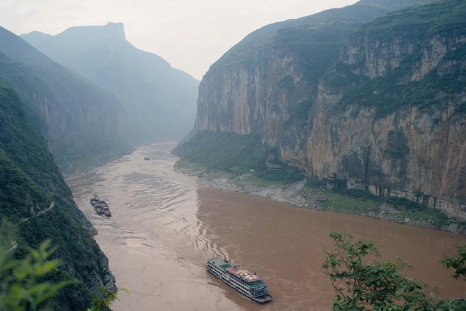 Yangtze River Cruise from Yichang to Chongqing Upstream in 5 Days 4 Nights - Cabins, dining, and the staff factor: where the real value lives