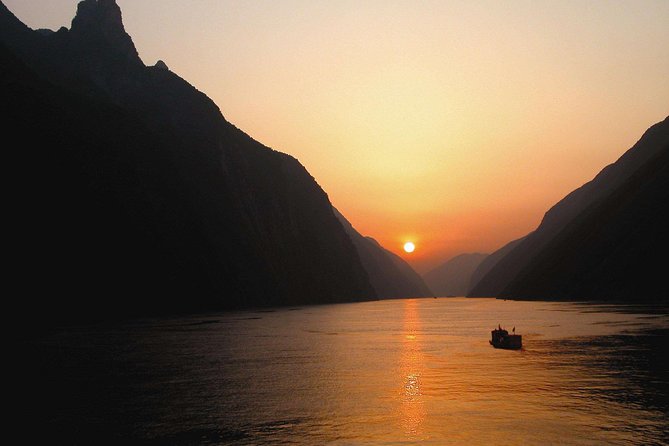 Yangtze River Cruise from Yichang to Chongqing Upstream in 5 Days 4 Nights - Three Gorges Dam + Xiling Gorge: the big Day 2 anchor