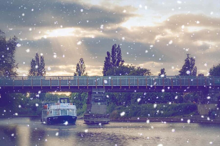 York: Festive River Cruise With Mulled Wine & Mince Pie - What’s included: mulled wine, tea, coffee, and a mince pie